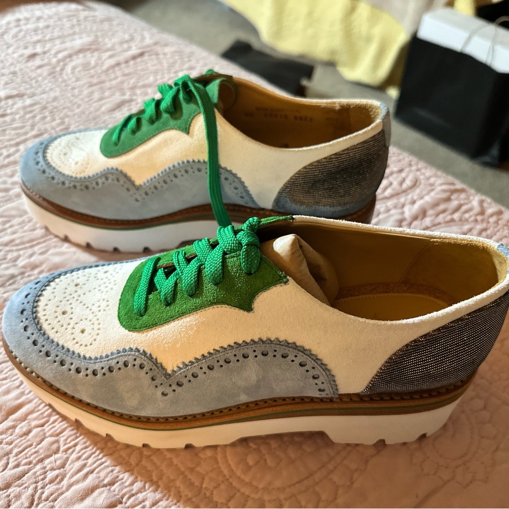 OOAS -Women's Green and Blue Loafers. 
Comes with two colors of shoelaces.